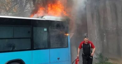 Autobuzele Otokar, achiziționate de Primăria Capitalei, ridică serioase probleme de siguranță. Peste 30.000 de defecțiuni au fost raportate în doar câțiva ani, iar incidentele, inclusiv incendii, se înmulțesc. Sindicaliștii STB acuză mentenanța superficială a producătorului turc.