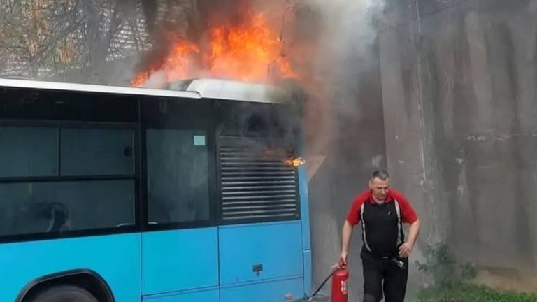Autobuzele Otokar, achiziționate de Primăria Capitalei, ridică serioase probleme de siguranță. Peste 30.000 de defecțiuni au fost raportate în doar câțiva ani, iar incidentele, inclusiv incendii, se înmulțesc. Sindicaliștii STB acuză mentenanța superficială a producătorului turc.