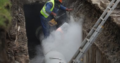 Angajați Termoenergetica reparând avariile rețelei termice în București
