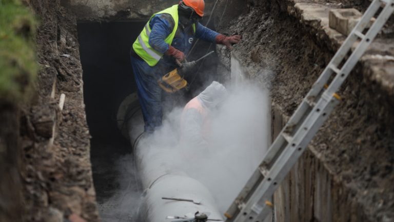 Angajați Termoenergetica reparând avariile rețelei termice în București