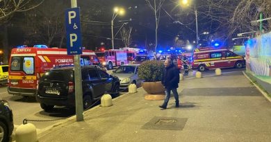 Autospeciale ale pompierilor intervenind la incendiul izbucnit la Spitalul Obregia din București.
