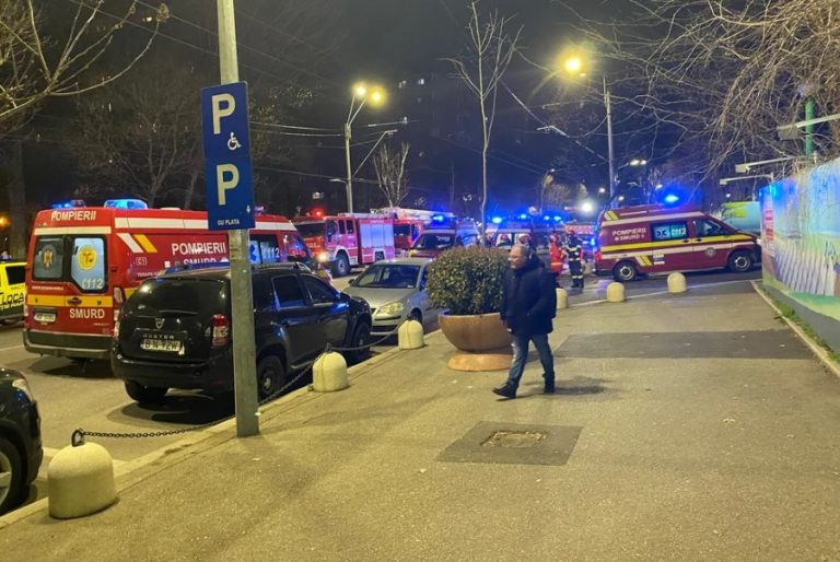 Autospeciale ale pompierilor intervenind la incendiul izbucnit la Spitalul Obregia din București.