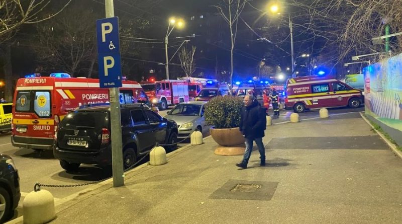 Autospeciale ale pompierilor intervenind la incendiul izbucnit la Spitalul Obregia din București.