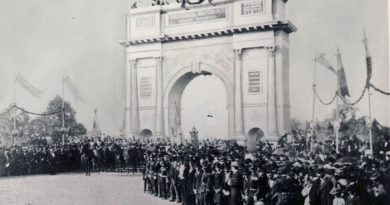 Imagine istorică cu Calea Victoriei, simbol al modernizării și independenței României, anterior cunoscută drept Podul Mogoșoaiei.