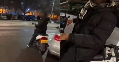 Livrator asiatic pe scuter solicitând ajutorul unui motociclist pe Bd. Ion Mihalache, București.