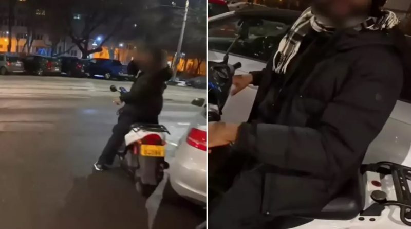Livrator asiatic pe scuter solicitând ajutorul unui motociclist pe Bd. Ion Mihalache, București.