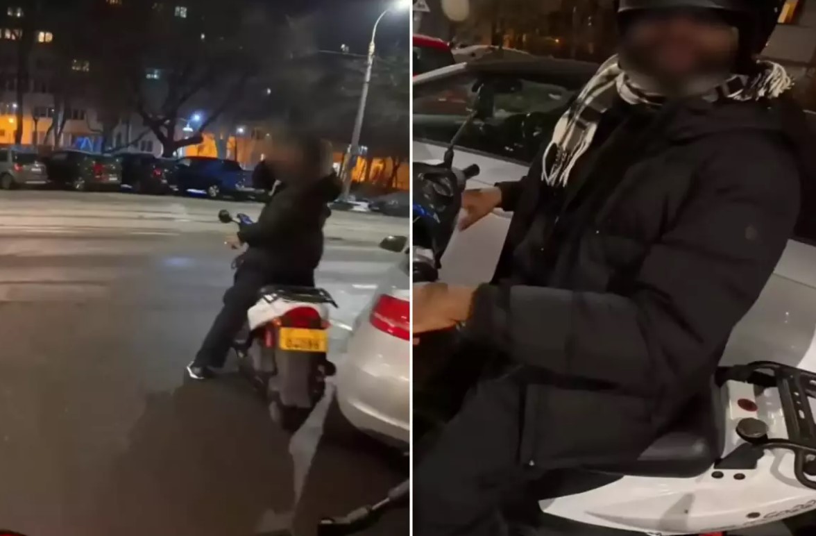 Livrator asiatic pe scuter solicitând ajutorul unui motociclist pe Bd. Ion Mihalache, București.