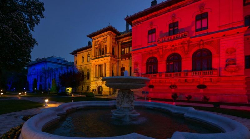Vizitatori explorând grădinile Palatului Cotroceni în cadrul programului „Porți Deschise” organizat în fiecare weekend.