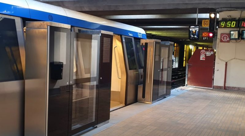 Panouri de protecție din sticlă instalate de Metrorex pe peroanele stațiilor de metrou