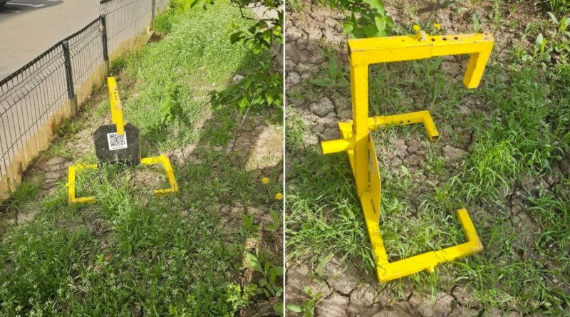 Blocator auto galben abandonat pe iarbă, într-o grădină din Sectorul 4 București, transformat într-o inedită decorațiune urbană.