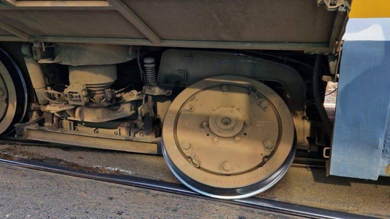 ȘOCANT: Un tramvai și-a pierdut roata în București