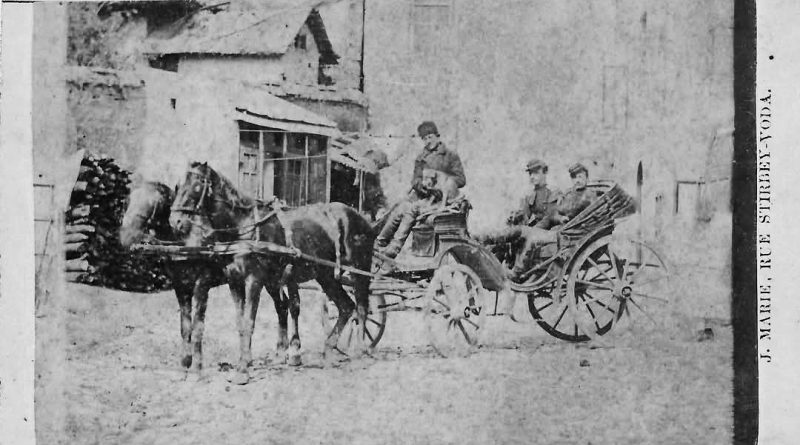 Trăsură cu doi cai pe strada Știrbei Vodă, fotografie istorică realizată de Jules Marie în Bucureștiul secolului XIX
