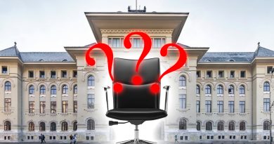 Imagine cu un scaun in fata Primariei Capitalei