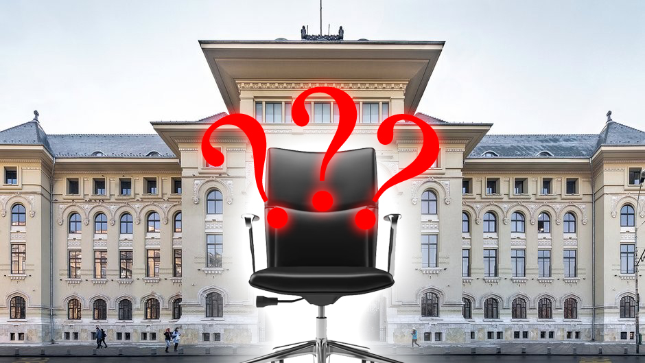 Imagine cu un scaun in fata Primariei Capitalei