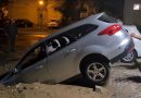 Șocant: Incident nocturn în București – O mașină prăbușită într-o groapă imensă!