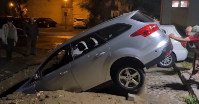 Șocant: Incident nocturn în București – O mașină prăbușită într-o groapă imensă!