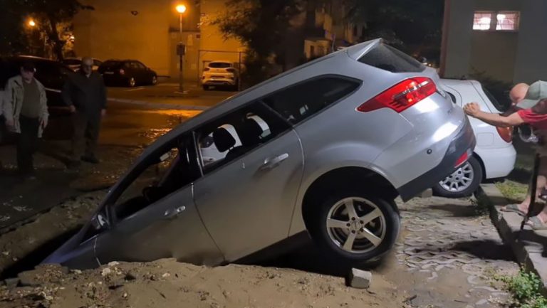 Șocant: Incident nocturn în București – O mașină prăbușită într-o groapă imensă!
