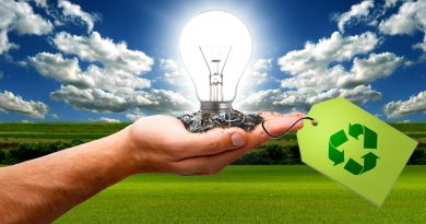 O mana tine in palma un bec reciclat