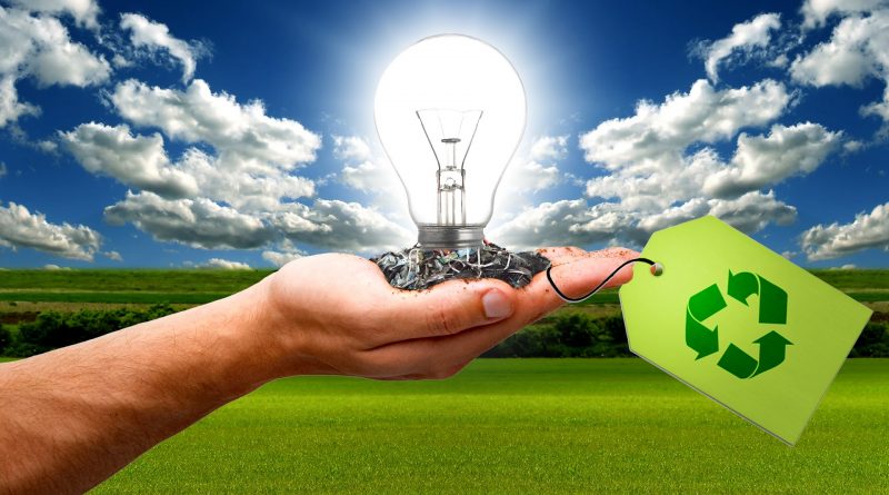 O mana tine in palma un bec reciclat