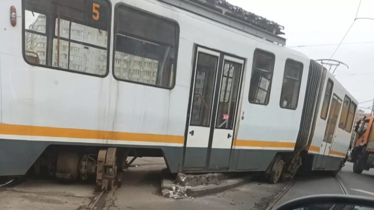 Tramvai sărit de pe șine