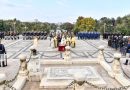 Ceremonie militară și religioasă la Mormântul Soldatului Necunoscut din București, cu participarea armatei și preoților ortodocși.