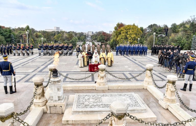 Ceremonie militară și religioasă la Mormântul Soldatului Necunoscut din București, cu participarea armatei și preoților ortodocși.