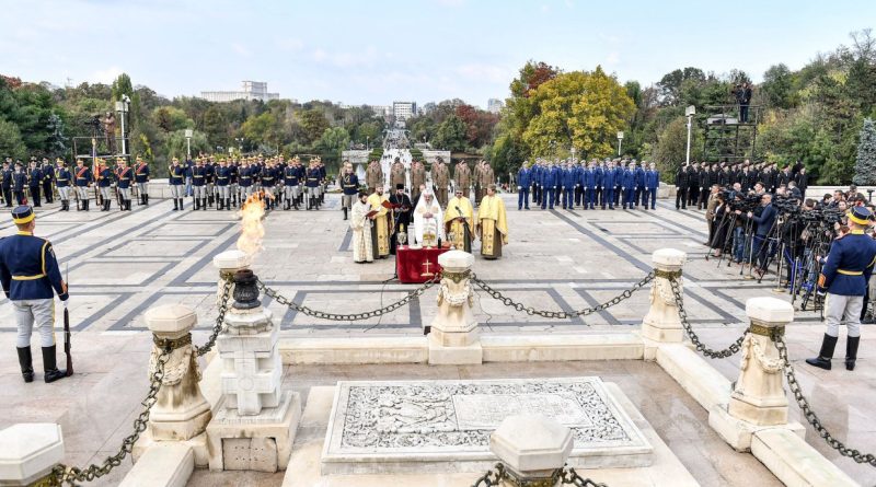 Ceremonie militară și religioasă la Mormântul Soldatului Necunoscut din București, cu participarea armatei și preoților ortodocși.