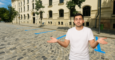 Bărbat în tricou alb, nedumerit, într-o parcare goală pe stradă cu clădiri istorice