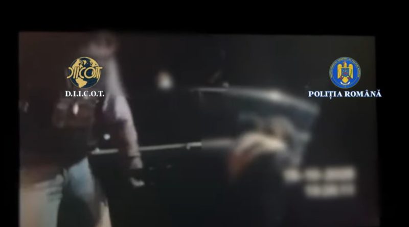 Intervenție a Poliției Române și DIICOT în timpul unei operațiuni nocturne, surprinsă lângă un autovehicul.