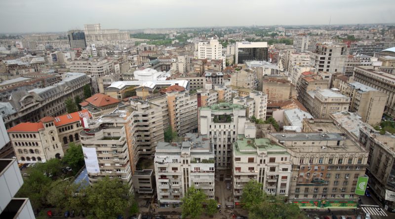 Vedere panoramică asupra centrului Bucureștiului, cu clădiri rezidențiale și administrative, inclusiv Palatul Parlamentului în fundal