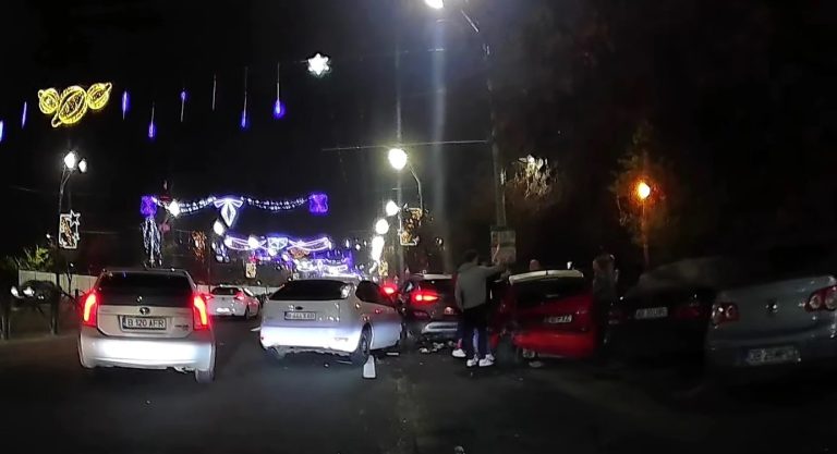 Accident în lanț pe Calea Văcărești, București, noaptea. Mai multe mașini avariate, cu lumini stradale și decorațiuni de sărbătoare pe fundal.