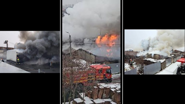 Incendiu puternic într-o zonă industrială cu intervenția pompierilor și degajări masive de fum.