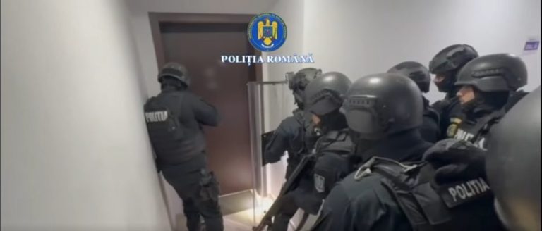 Intervenție a trupelor speciale ale Poliției Române la ușa unui apartament