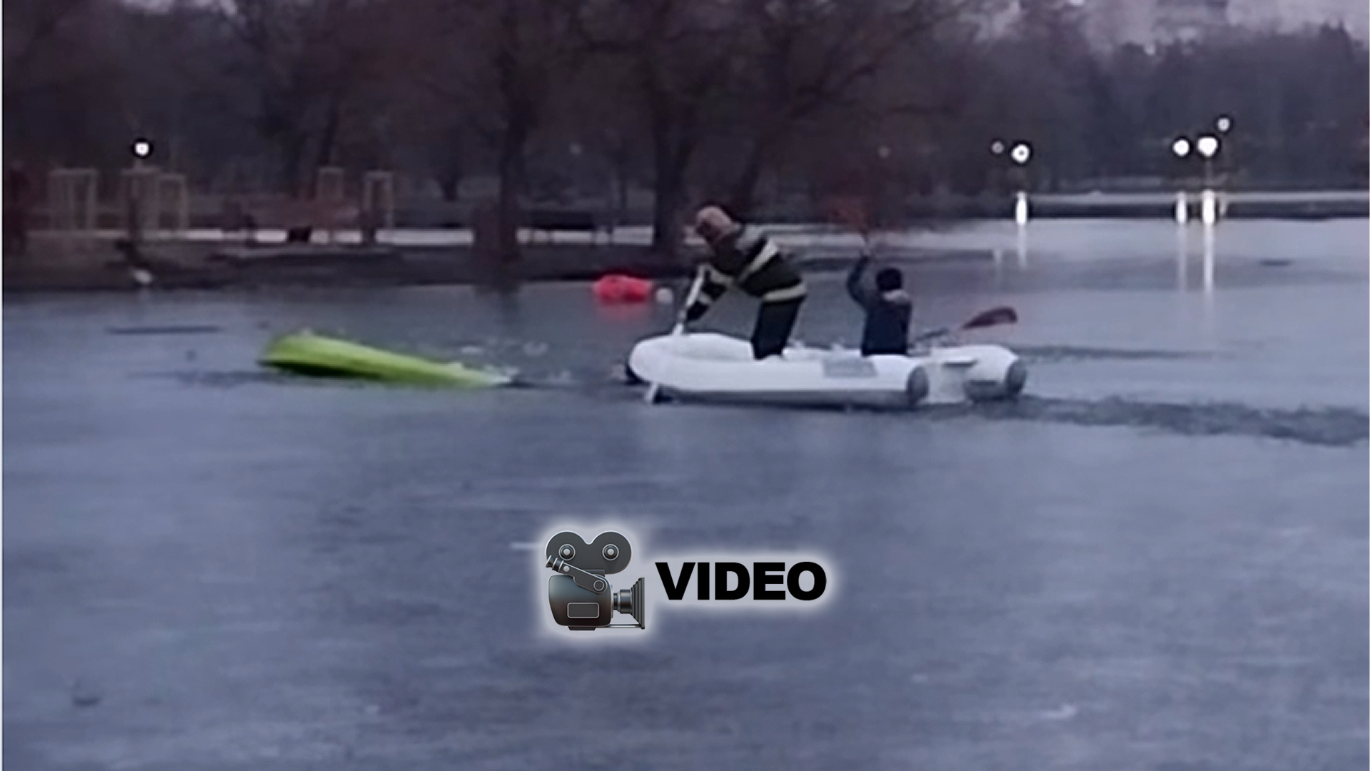 Intervenție a pompierilor pe un lac înghețat pentru recuperarea unei persoane