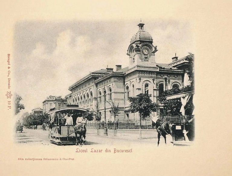Tramvai tras de cai în fața Liceului Lazăr din București, într-o fotografie veche de epocă.