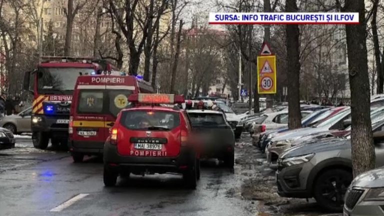 Intervenție a pompierilor (ISU) cu autospeciale și ambulanță SMURD la un accident rutier în Sectorul 3, București.