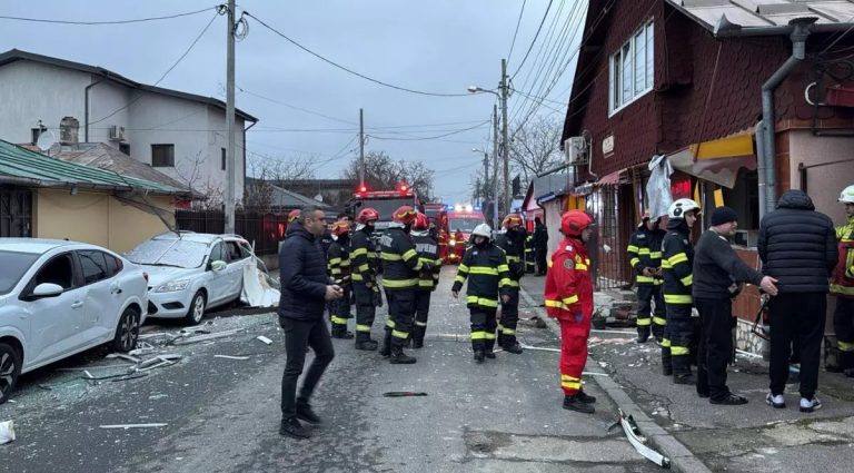 Explozie într-un cartier din București cu intervenția pompierilor și pagube majore pe stradă.