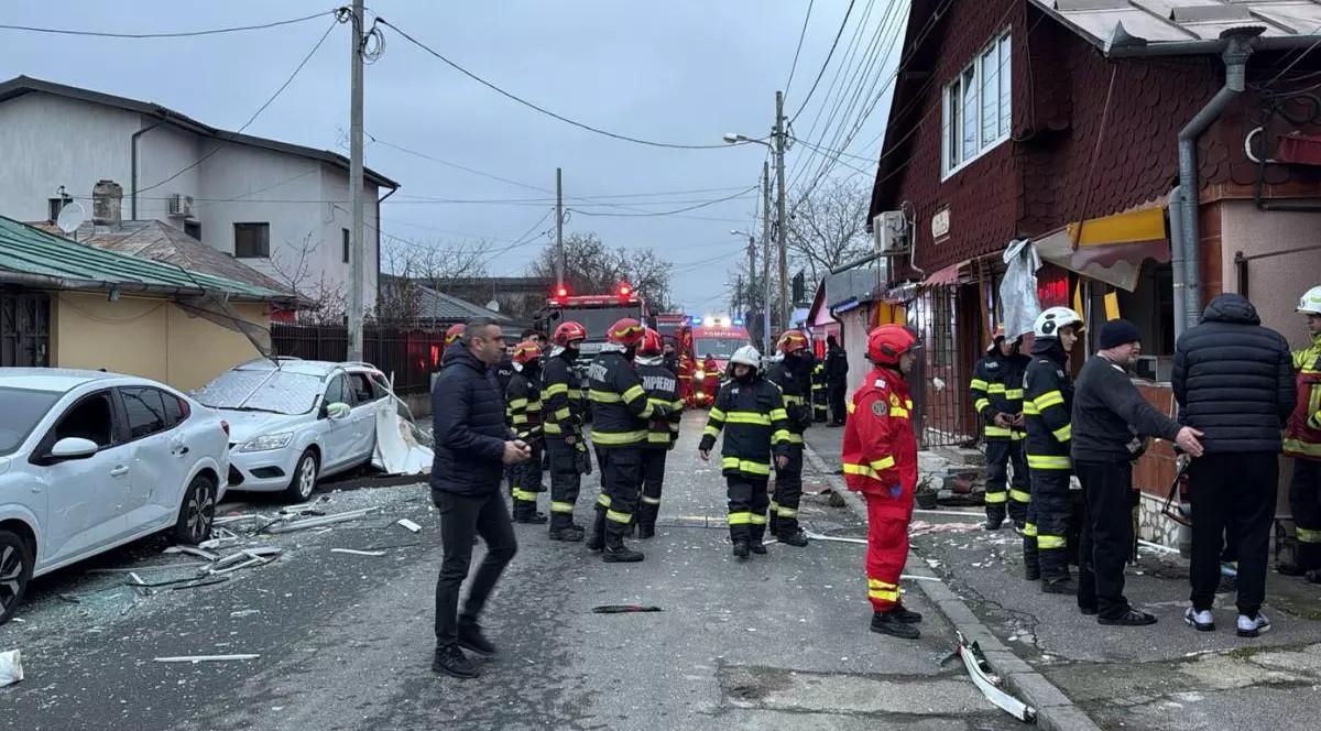 Explozie într-un cartier din București cu intervenția pompierilor și pagube majore pe stradă.
