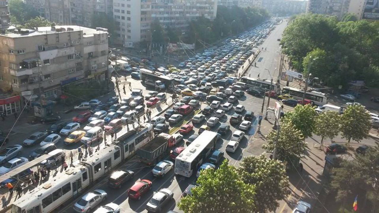 Ilustrație urbană artistică cu trafic în București și elemente grafice moderne în tonuri aurii și negre