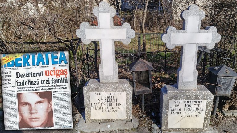 Două cruci albe de piatră ridicate în memoria sublocotenenților de poliție Stamate Laurențiu Ionel și Ganea Cristinel pe strada Pridvorului, alături de un decupaj de ziar Libertatea din 1996 despre eveniment.