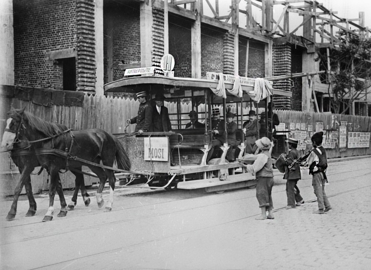Tramvai hipomobil istoric în București, tras de doi cai, circulând pe lângă o clădire în construcție, cu pasageri și copii pe stradă în perioada interbelică.