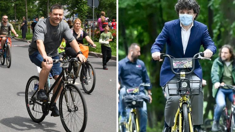 Doi bărbați mergând pe bicicletă într-un parc urban, în timpul unui eveniment public în aer liber