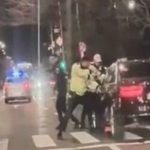 Poliția oprește un autoturism pe timp de noapte, pe o stradă urbană, în timpul unei intervenții rutiere.