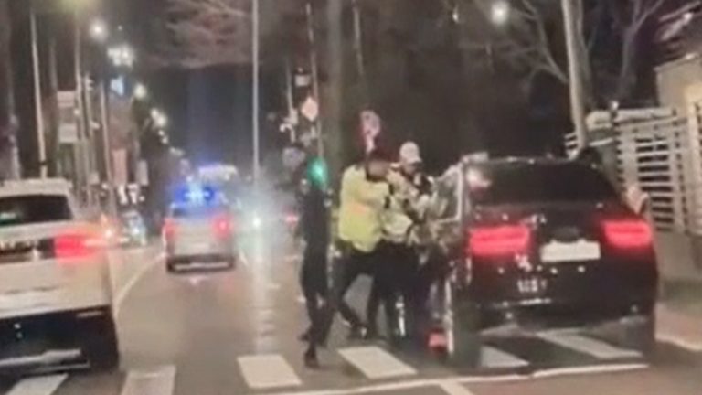 Poliția oprește un autoturism pe timp de noapte, pe o stradă urbană, în timpul unei intervenții rutiere.