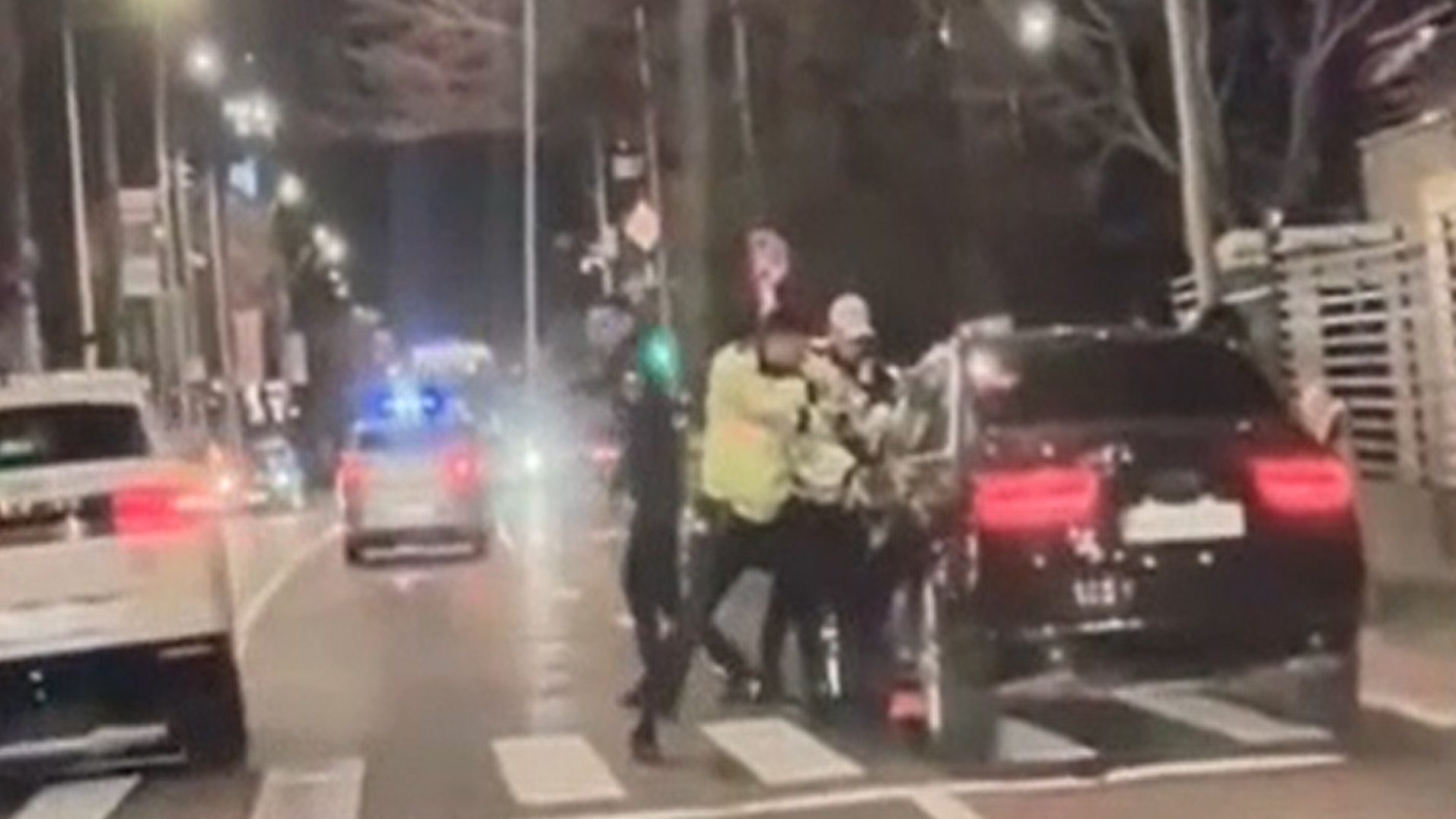 Poliția oprește un autoturism pe timp de noapte, pe o stradă urbană, în timpul unei intervenții rutiere.
