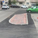 Insulă din pavele montată pe carosabil în Sectorul 3, delimitată de asfalt nou și locuri de parcare