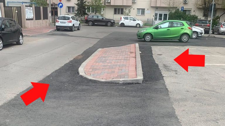 Insulă din pavele montată pe carosabil în Sectorul 3, delimitată de asfalt nou și locuri de parcare