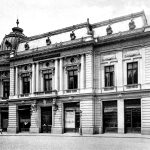 Clădire istorică în stil neoclasic, posibil teatru sau instituție culturală, cu coloane impunătoare și detalii arhitecturale ornamentale