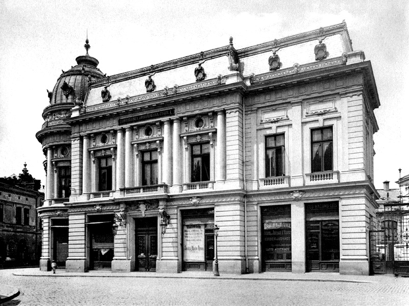 Clădire istorică în stil neoclasic, posibil teatru sau instituție culturală, cu coloane impunătoare și detalii arhitecturale ornamentale