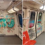 Interior vagon metrou vandalizat cu graffiti colorat pe uși și pereți